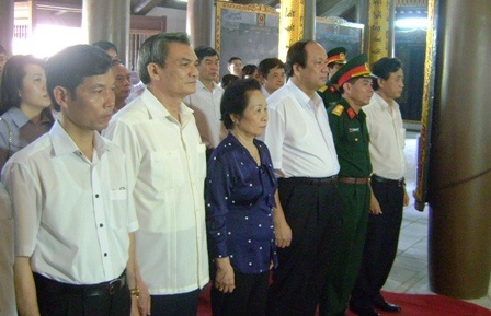 Phó Chủ tịch nước tặng quà cho  đối tượng người có công trên địa bàn tỉnh Hà Nam