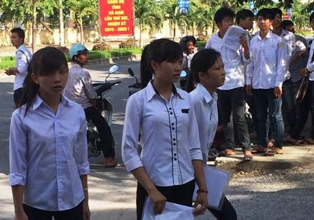 Nhiều thí sinh nét mặt khá căng thẳng và tâm trạng không thoải mái vì đề thi Ngoại ngữ dài và khó.