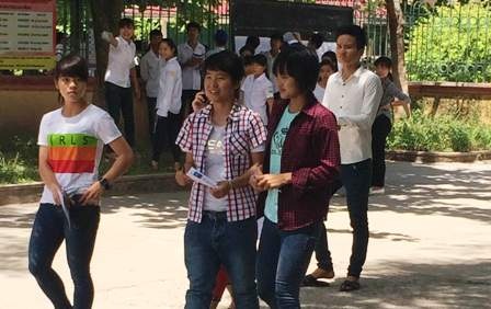 Thí sinh Hà Nam hào hứng với đề thi môn Ngữ Văn. (Ảnh: Đức Văn)