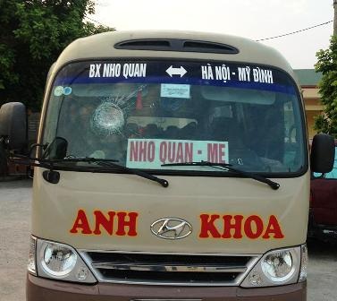 Hàng chục hành khách hốt hoảng vì xe khách bị ném đá - 1 Chiếc xe khách bị ném đá