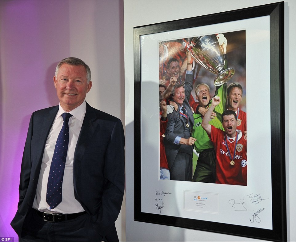 Alex Ferguson bán kỉ vật ủng hộ trẻ em Việt Nam - 1 Alex Ferguson bên cạnh một trong những bức hình được đấu giá