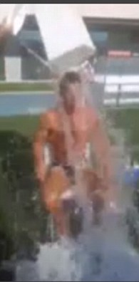 Xô nước cực lạnh được đổ lên người Ronaldo