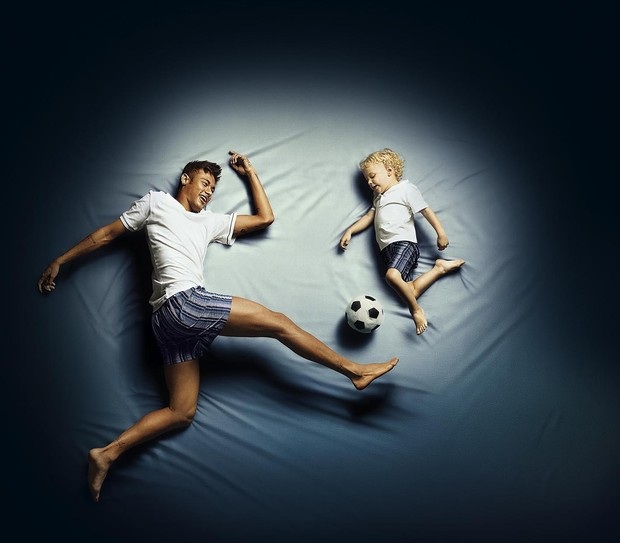 Neymar "rủ" con trai cưng cùng đóng quảng cáo - 1 Hai bố con nghich ngợm chơi đá bóng trên giường