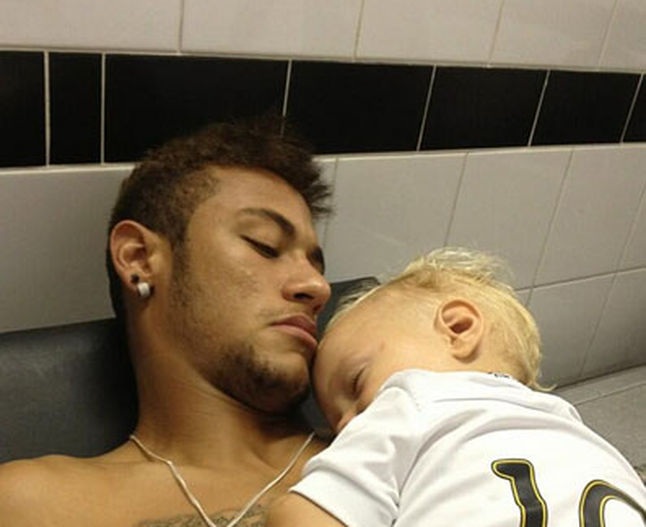 Neymar "rủ" con trai cưng cùng đóng quảng cáo - 10 Davi ngủ ngon trên người bố