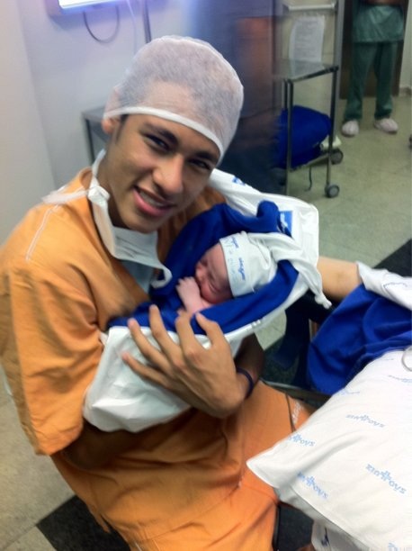 Neymar "rủ" con trai cưng cùng đóng quảng cáo - 4 N