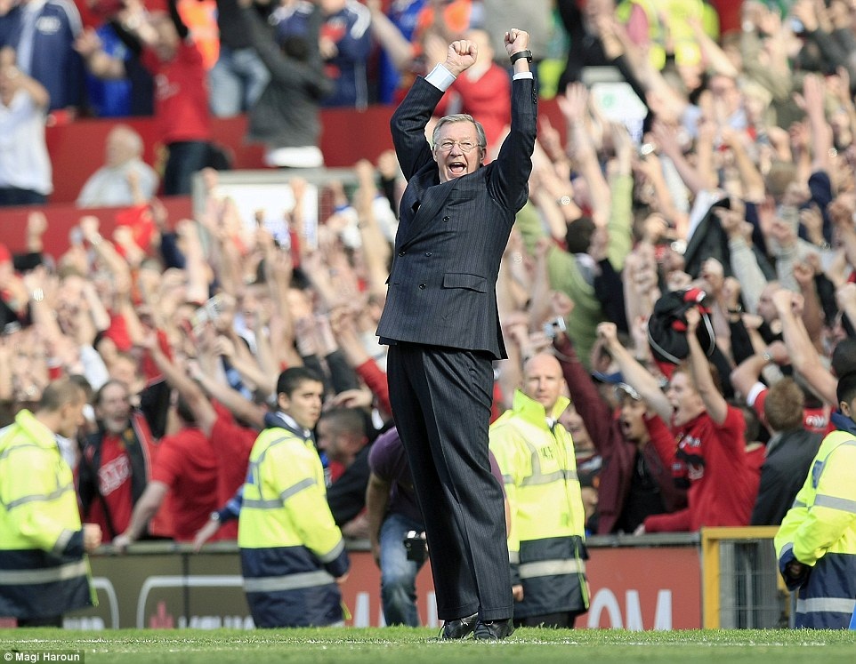 Alex Ferguson bán kỉ vật ủng hộ trẻ em Việt Nam - 12 Cách ăn mừng chiến thắng quá quen thuộc của ông già gân
