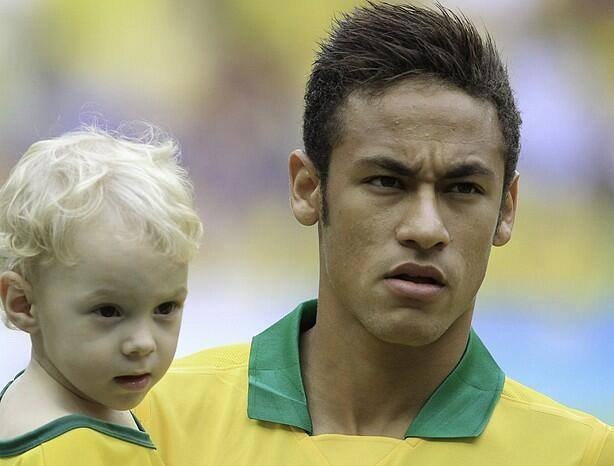 Neymar "rủ" con trai cưng cùng đóng quảng cáo - 11 Tiền đạo này thường dẫn con trai đến sân bóng.