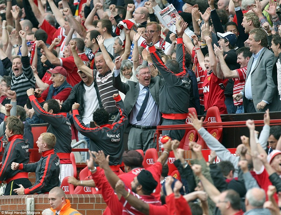 Alex Ferguson bán kỉ vật ủng hộ trẻ em Việt Nam - 13 Cách ăn mừng chiến thắng quá quen thuộc của ông già gân