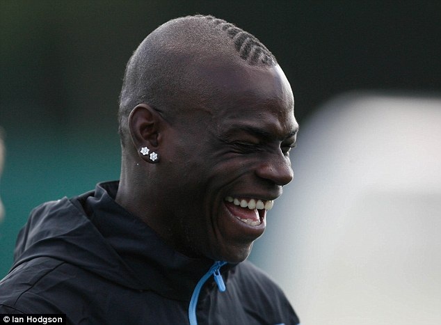 Choáng với kiểu tóc mới quái dị của Balotelli - 6 Kiểu đầu yêu thích của Balotelli khi còn khoác áo Man City