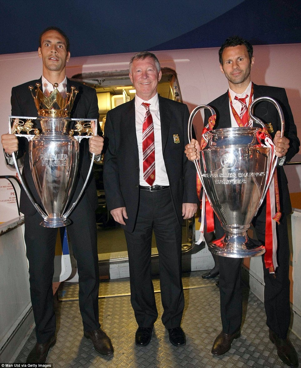 Alex Ferguson bán kỉ vật ủng hộ trẻ em Việt Nam - 17 Sir Alex trở về cùng chiếc cúp vô địch Champions League năm 2008