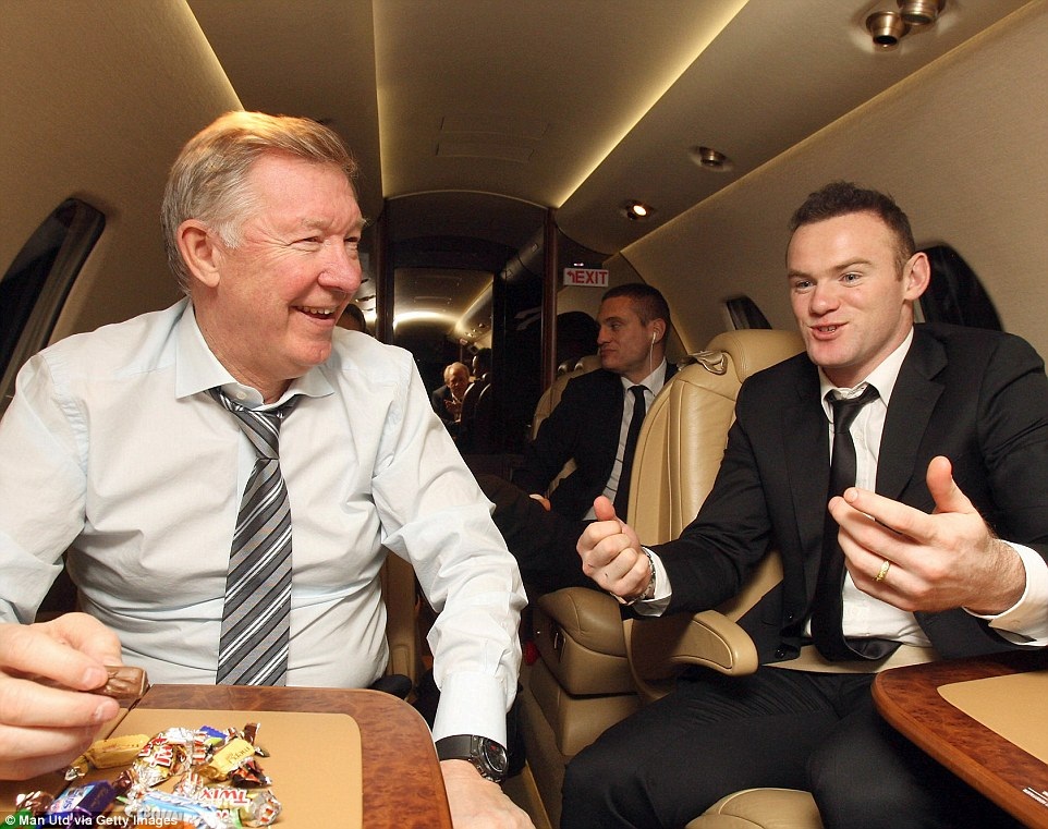 Alex Ferguson bán kỉ vật ủng hộ trẻ em Việt Nam - 18 Sir Alex trở về cùng chiếc cúp vô địch Champions League năm 2008