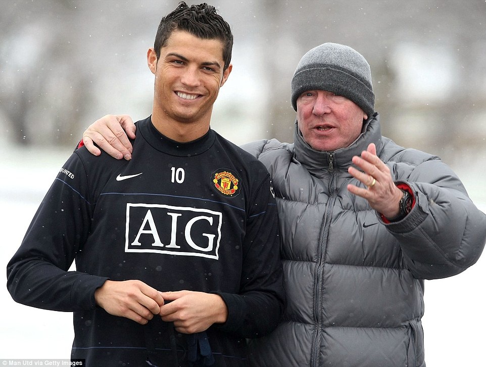 Alex Ferguson bán kỉ vật ủng hộ trẻ em Việt Nam - 19 C.Ronaldo lắng nghe lời hướng dẫn từ người thầy của mình