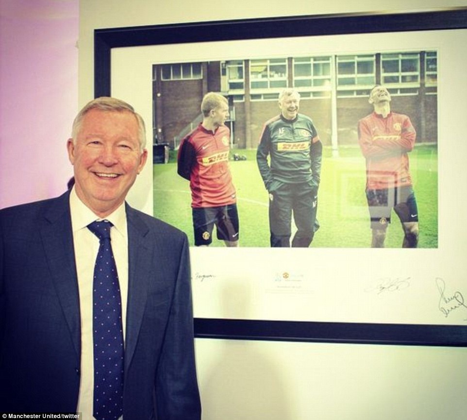 Alex Ferguson bán kỉ vật ủng hộ trẻ em Việt Nam - 2 Bức hình về giây phút vui vẻ giữa ông, Paul Scholes và Ryan Giggs