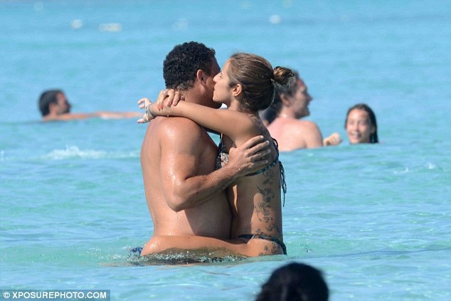 Cặp đôi này quấn quýt với nhau trên biển