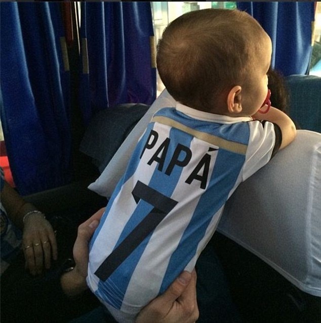 Cô bé Mia ắt hẳn là cổ động viên đặc biệt nhất của bố mình.