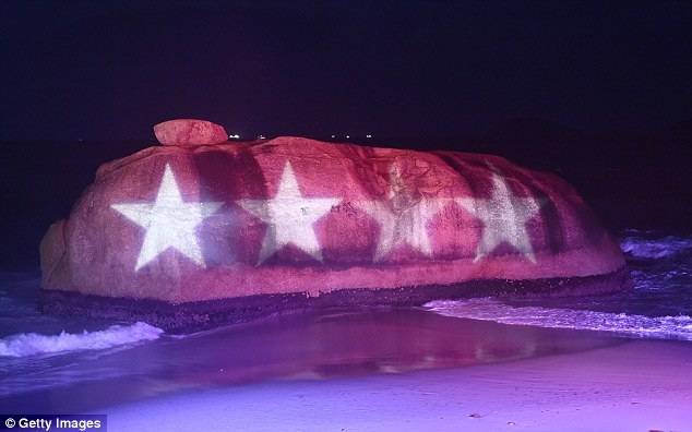 Sự có mặt của những vị khách đặc biệt tại buổi tiệc (từ trái qua phải): ông 