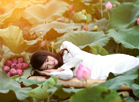 Em giờ đã xa xôi