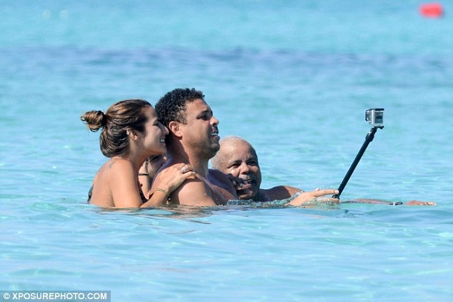 Ronaldo tự sướng cùng gia đình