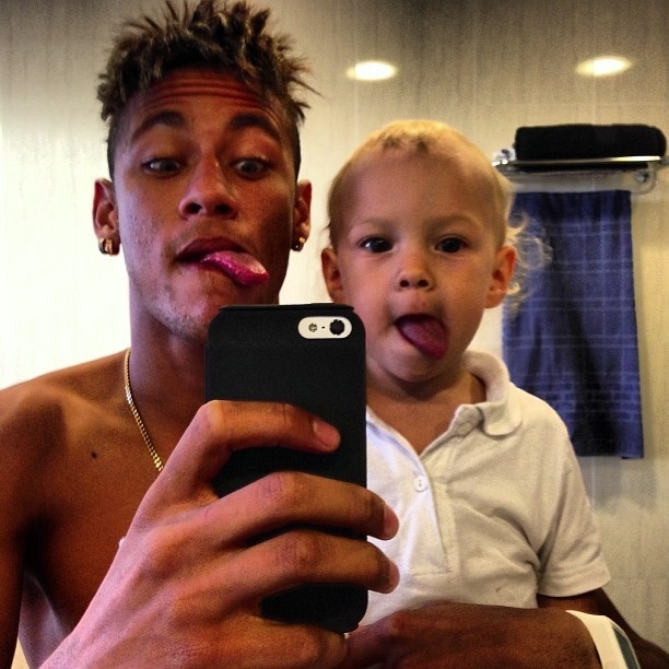 Neymar "rủ" con trai cưng cùng đóng quảng cáo - 8 Bức hình tự sướng đáng yêu của hai bố con