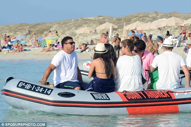 Cựu danh thủ thu hút sự chú ý của những người xung quanh