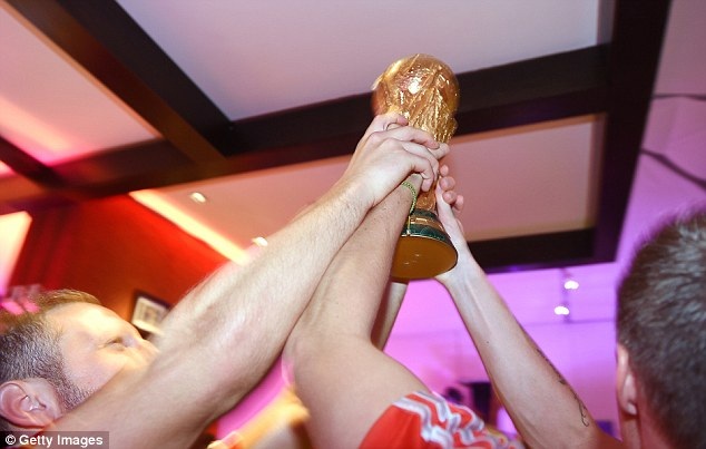 Niềm vui của các cầu thủ Đức khi được nâng chiếc cúp vàng trên tay