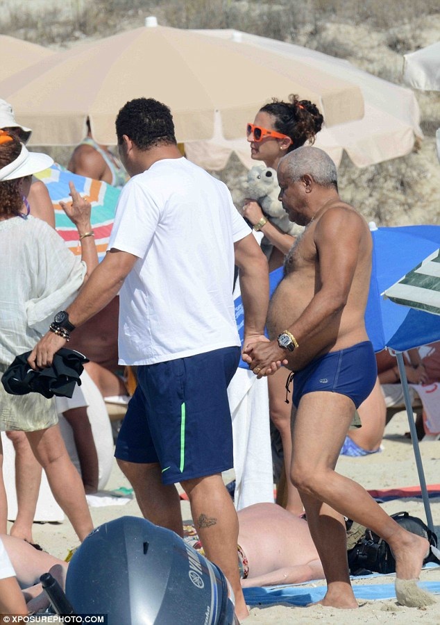 Ngôi sao 37 tuổi cùng bố của mình