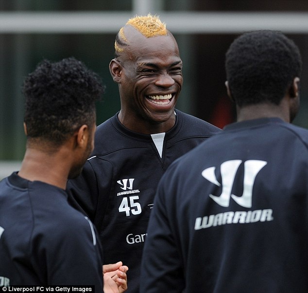 Choáng với kiểu tóc mới quái dị của Balotelli - 2 Anh đã có dịp khoe kiểu đầu mới với đồng đội trong buổi tập mới đây
