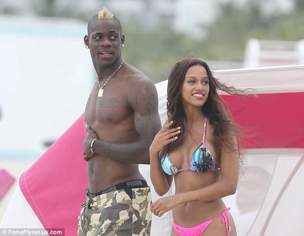 Vẻ đẹp "bốc lửa" của vị hôn thê Balotelli - 4 Cặp đôi này đã đi nghỉ mát cùng nhau sau World Cup 2014