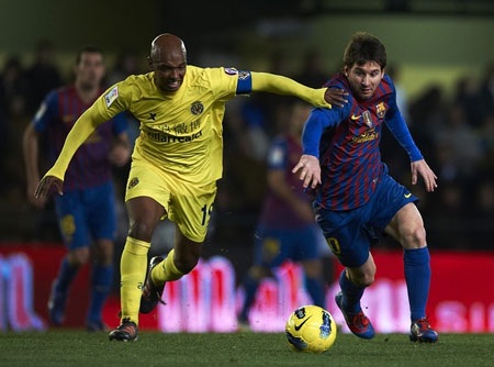 Thầy trò Pep Guardiola “khôn nhà dại chợ” - 1