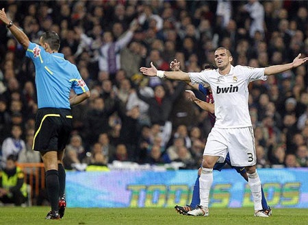 Pepe: “Tôi không hề cố ý dẫm lên tay Messi” - 1 Pepe: “Tôi không hề cố ý dẫm lên tay Messi” - 1