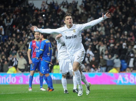 C. Ronaldo lập hattrick, Real Madrid bỏ xa Barca đến 10 điểm - 2