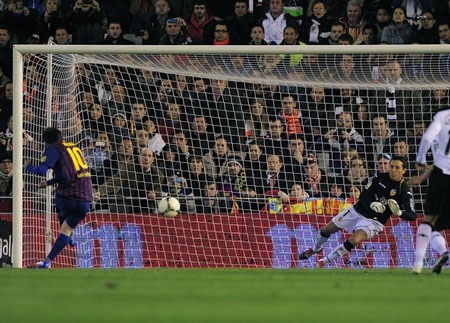 Ronaldo ăn đứt Messi khoản đá penalty - 1