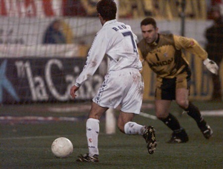 Những bàn thắng để đời của “chúa nhẫn” Raul Gonzalez - 2