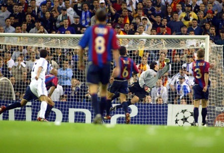 Những bàn thắng để đời của “chúa nhẫn” Raul Gonzalez - 7