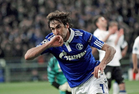 Những bàn thắng để đời của “chúa nhẫn” Raul Gonzalez - 8