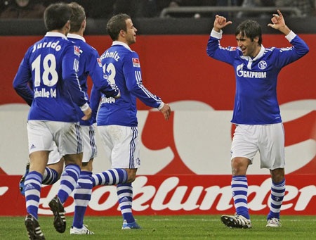 Những bàn thắng để đời của “chúa nhẫn” Raul Gonzalez - 9