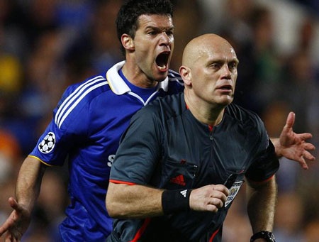 Trọng tài Overbo vẫn chưa thôi bị đe dọa 3 năm sau trận Chelsea-Barca - 1 Trọng tài Overbo vẫn chưa thôi bị đe dọa 3 năm sau trận Chelsea-Barca