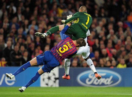 Pique nhập viện trong thảm bại của Barca - 1 Pique nhập viện trong thảm bại của Barca
