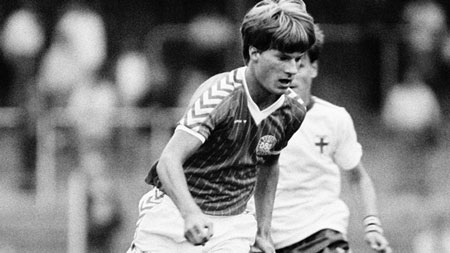 Điểm lại những “bàn tay nhỏ” trong lịch sử Euro. - 2 Điểm lại những “bàn tay nhỏ” trong lịch sử Euro.