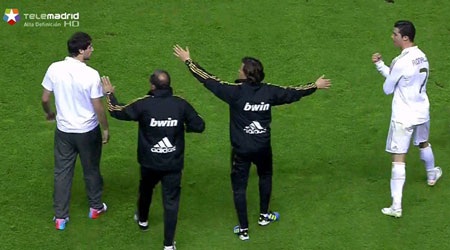 C. Ronaldo để lại hình ảnh xấu trong ngày Real Madrid đăng quang