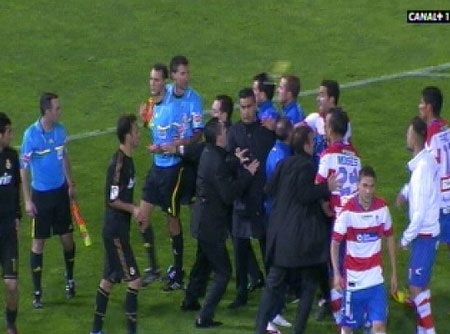 Trọng tài bị ném chai nước vào mặt vì thiên vị Real Madrid