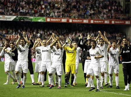 Người Madrid mở tiệc ăn mừng tại quảng trường Cibeles - 2 Người Madrid mở tiệc ăn mừng tại quảng trường Cibeles