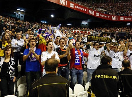 Người Madrid mở tiệc ăn mừng tại quảng trường Cibeles - 4 Người Madrid mở tiệc ăn mừng tại quảng trường Cibeles