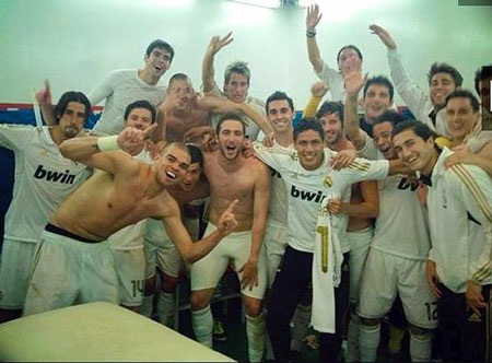 Người Madrid mở tiệc ăn mừng tại quảng trường Cibeles - 10 Người Madrid mở tiệc ăn mừng tại quảng trường Cibeles