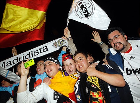 Người Madrid mở tiệc ăn mừng tại quảng trường Cibeles - 12 Người Madrid mở tiệc ăn mừng tại quảng trường Cibeles