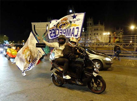 Người Madrid mở tiệc ăn mừng tại quảng trường Cibeles