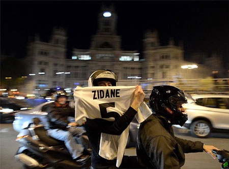 Người Madrid mở tiệc ăn mừng tại quảng trường Cibeles - 16 Người Madrid mở tiệc ăn mừng tại quảng trường Cibeles