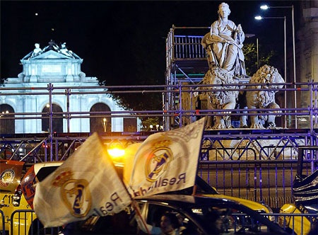 Người Madrid mở tiệc ăn mừng tại quảng trường Cibeles - 17 Người Madrid mở tiệc ăn mừng tại quảng trường Cibeles