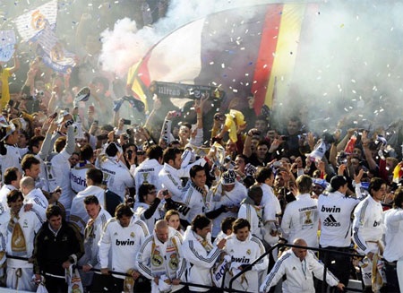 Real Madrid ăn mừng chức vô địch tưng bừng ở Cibeles - 2 Real Madrid ăn mừng chức vô địch tưng bừng ở Cibeles
