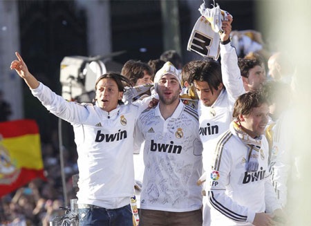 Real Madrid ăn mừng chức vô địch tưng bừng ở Cibeles - 3 Real Madrid ăn mừng chức vô địch tưng bừng ở Cibeles